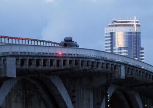 Φόρεσαν χειροπέδες στον ένοπλο που απειλούσε να ανατινάξει γέφυρα στο Κίεβο