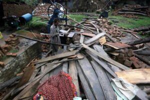 Στους 30 ανήλθε ο αριθμός των νεκρών από το φονικό σεισμό στην Ινδονησία