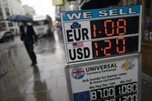 "Βουτιά" στερλίνας λόγω πολιτικών τριγμών στη Βρετανία