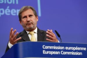 "Παρακολουθούμε με ύψιστη προσοχή τις τουρκικές ενέργειες", λέει ο Επίτροπος Χαν