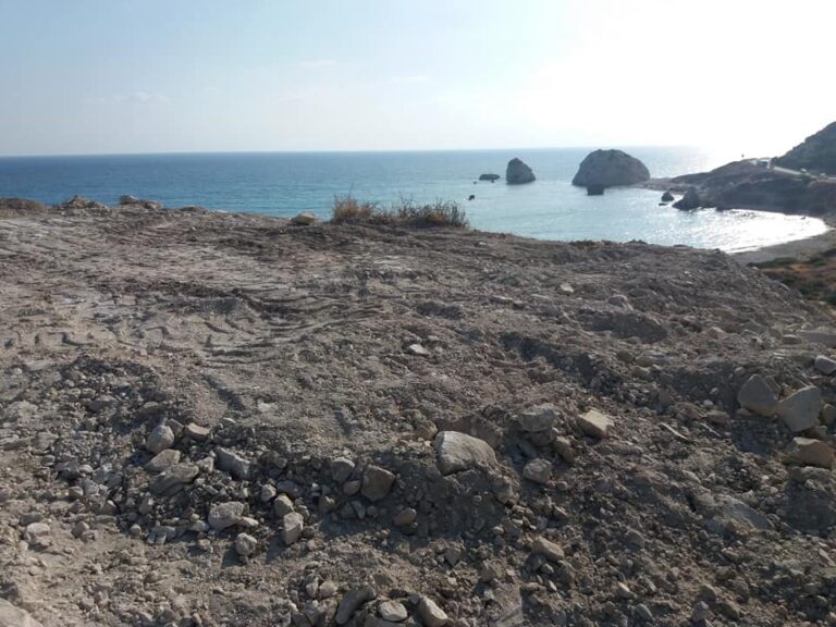 Με μπουλντόζα ισοπέδωσαν λόφο δίπλα στην Πέτρα του Ρωμιού (ΒΙΝΤΕΟ&ΦΩΤΟ)