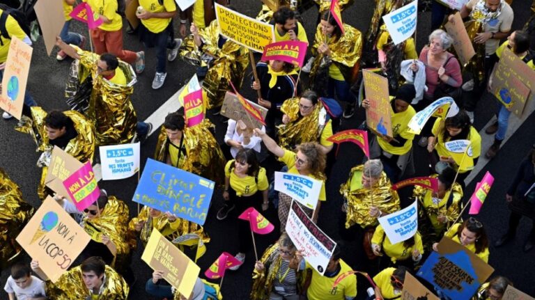 «Αστακός» το Παρίσι: Μεγάλη πορεία από "κίτρινα γιλέκα"