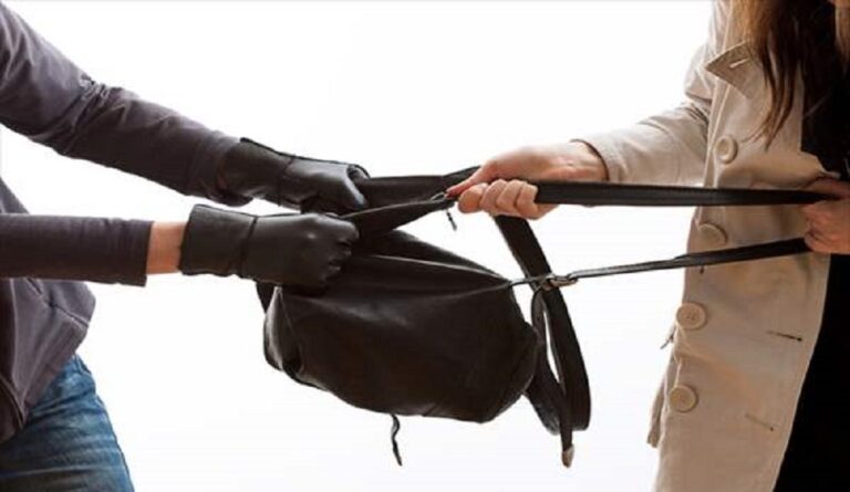 Xειροπέδες σε δύο υπόπτους για τη ληστεία εις βάρος ιδιοκτήτριας εστιατορίου