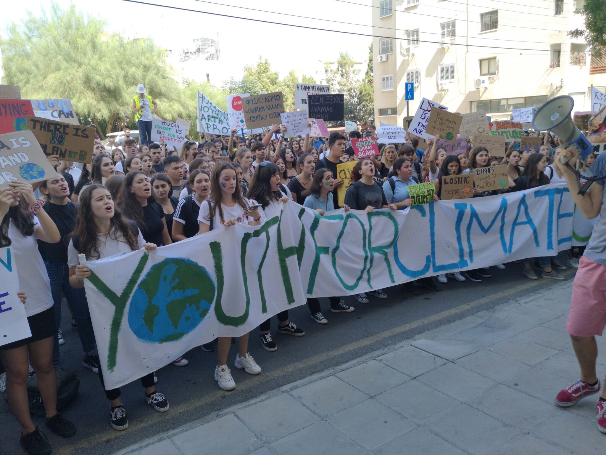 Για την κλιματική αλλαγή βροντοφώναξαν οι μαθητές έξω από την Βουλή (ΒΙΝΤΕΟ)