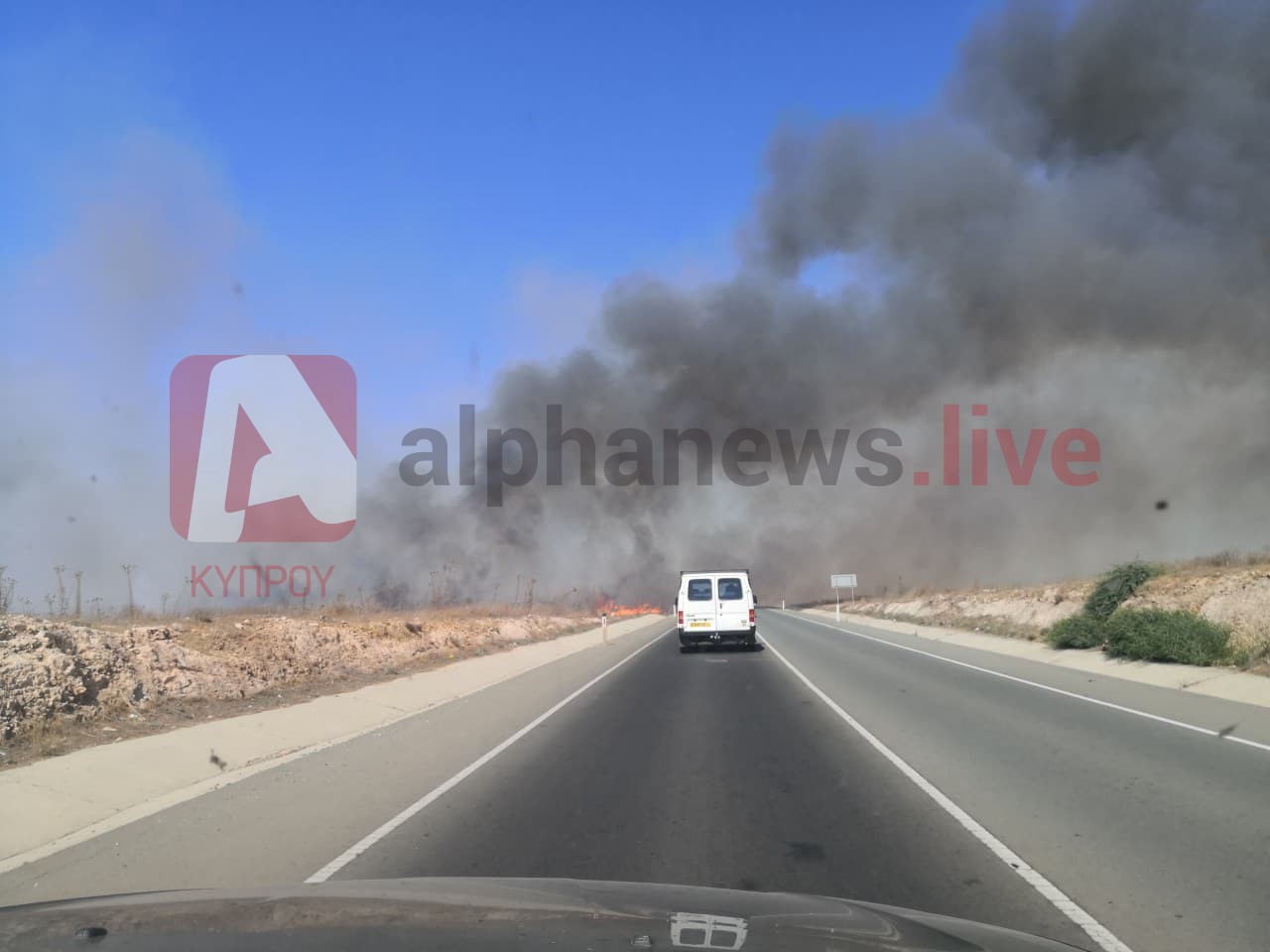 Πυκνοί καπνοί κάλυψαν τον αυτοκινητόδρομο Κοκκινοτριμιθιάς-Ακακίου (ΦΩΤΟ)