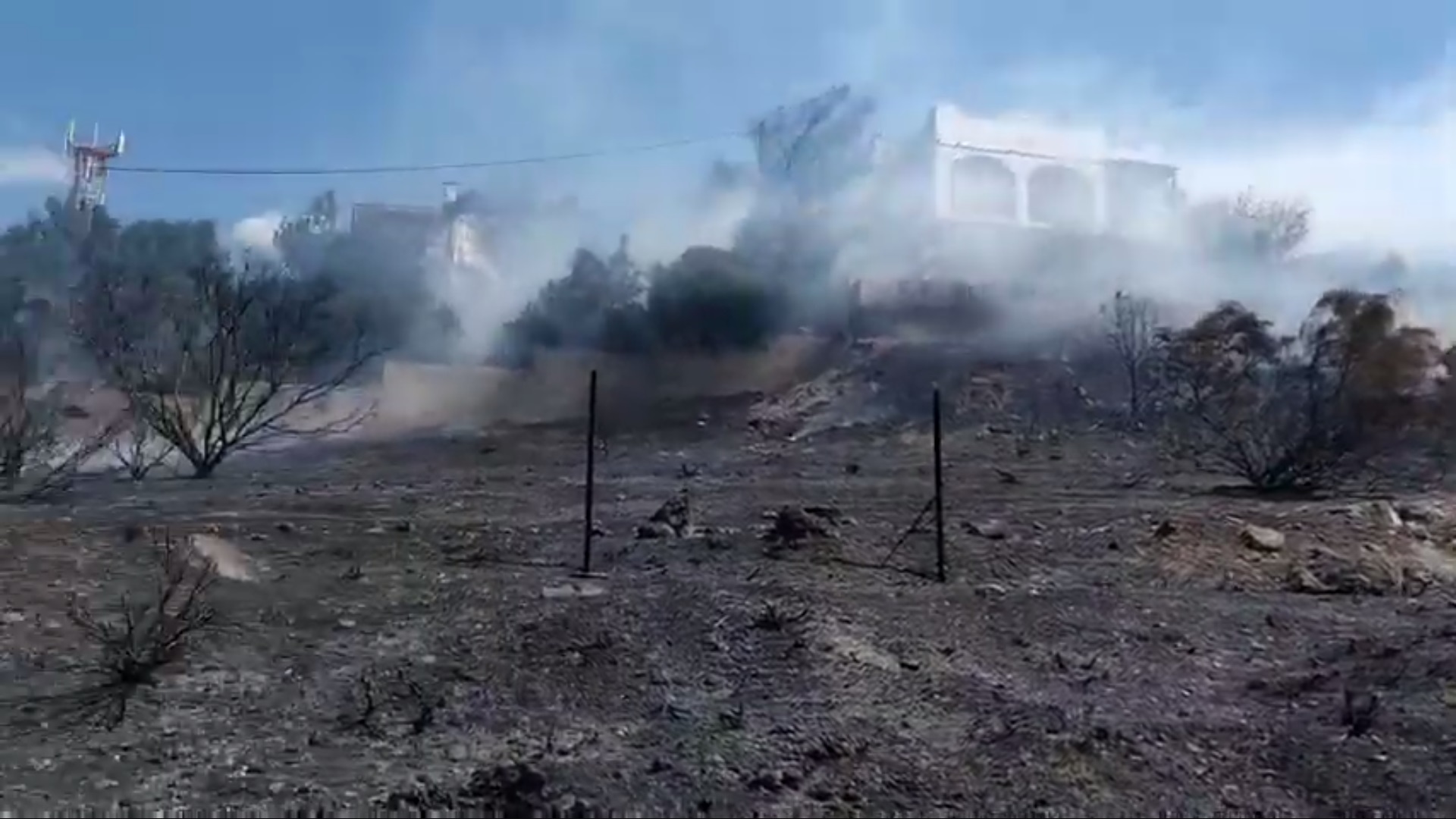 Εκκενώνονται σπίτια λόγω μεγάλη φωτιάς στο Λαγονήσι