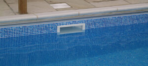 Ώρες αγωνίας για 2χρονο όταν σφήνωσε το πόδι του σε πισίνα