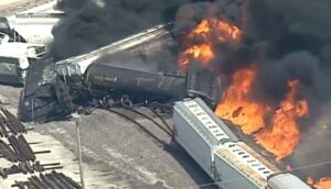 ΗΠΑ: Τρένο εκτροχιάστηκε και τυλίχθηκε στις φλόγες (ΒΙΝΤΕΟ)