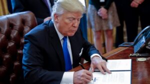 Στο μικροσκόπιο του Τραμπ πέντε υποψήφιοι σύμβουλοι