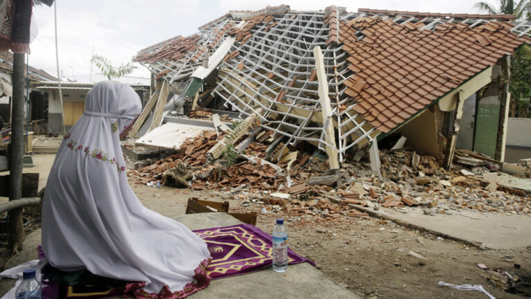 Ισχυρός σεισμός 6,8 βαθμών στην Ινδονησία