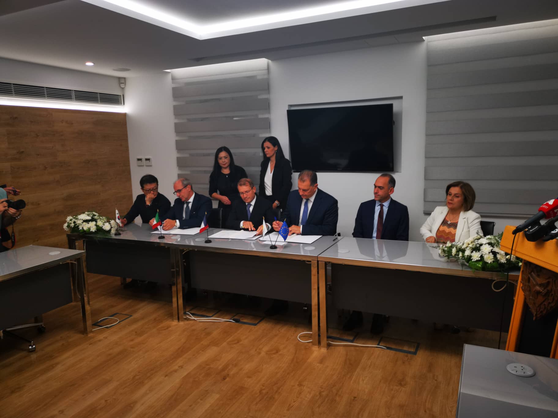 Υπογράφηκαν τα συμβόλαια με ENI και TOTAL για το τεμάχιο 7 (ΒΙΝΤΕΟ)