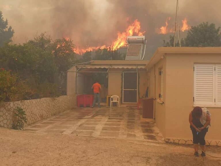 Οι πύρινες "γλώσσες" έζωσαν δυο χωριά στη Ζάκυνθο (ΒΙΝΤΕΟ&ΦΩΤΟ)