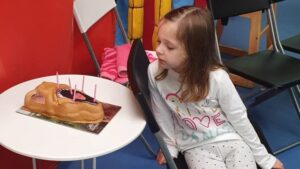 Άγνωστοι "έσωσαν" το πάρτι για τα πέμπτα γενέθλια αυτιστικού κοριτσιού (ΦΩΤΟ)