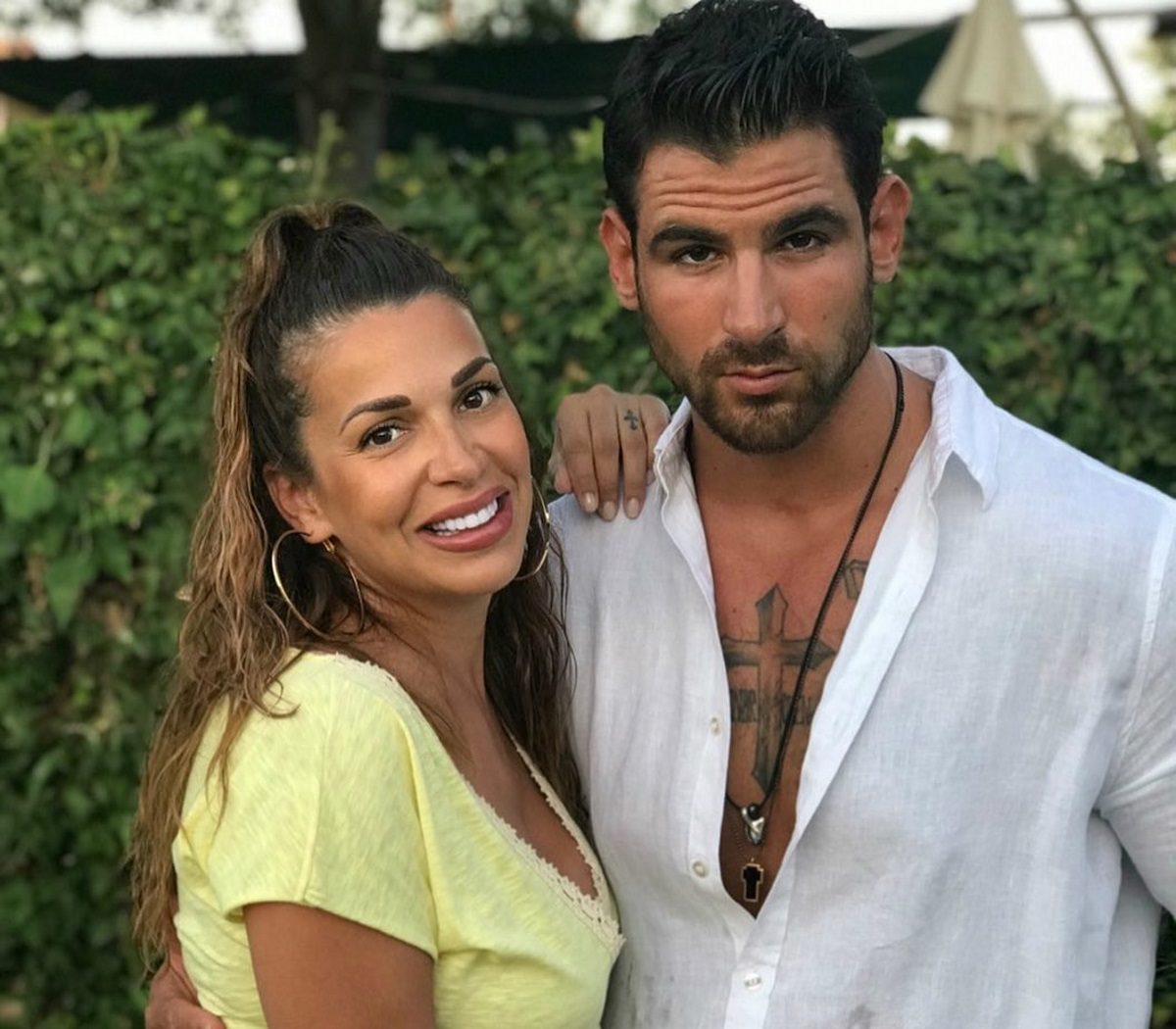 Ελένη Χατζίδου: Θηλάζει τη κορούλα της και κάνει την πρώτη οικογενειακή βόλτα