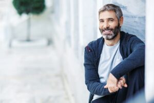 O …παππούς Θοδωρής Αθερίδης ταΐζει το νεογέννητο εγγονό του με μπιμπερό(ΦΩΤΟ)