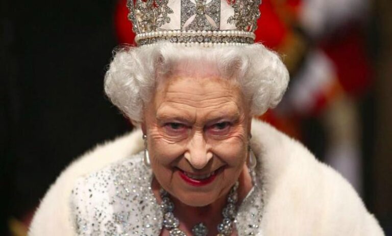 Η Βασίλισσα "ξεσπά" για Μέγκαν και Χάρι…εξαφανίζοντας τις φωτογραφίες τους