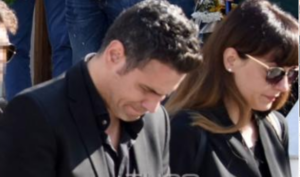 Συντετριμμένος ο Δημήτρης Ουγγαρέζος είπε το τελευταίο αντίο στη μητέρα του-ΦΩΤΟ