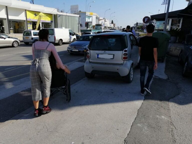 Μαθητές έκοψαν "εξώδικα αγάπης" σε παρανομούντες οδηγούς (ΦΩΤΟ)