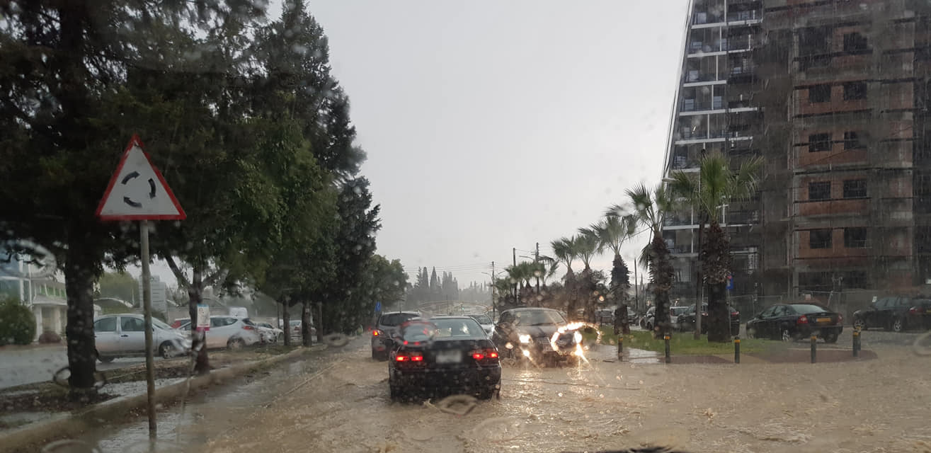 Με βροχές, καταιγίδες και χαλάζι συνεχίζει ο καιρός