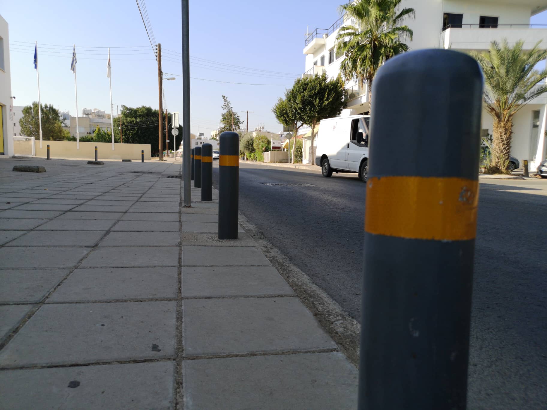 "Παγίδα θανάτου" οι πάσσαλοι στα πεζοδρόμια (ΒΙΝΤΕΟ&ΦΩΤΟ)