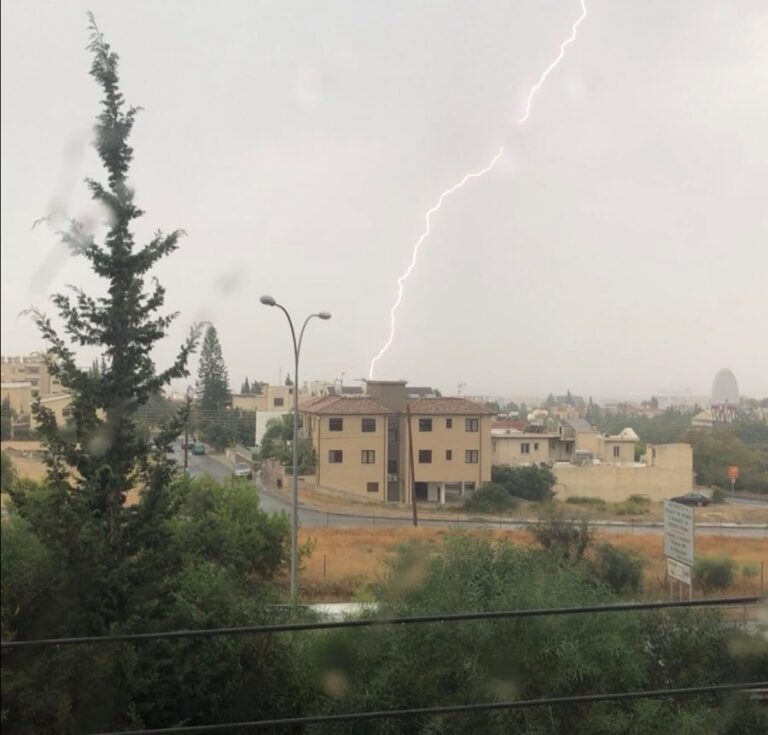 Σφοδροί άνεμοι και κεραυνοί άφησαν περιοχές σε Λευκωσία και Λεμεσό χωρίς ρεύμα