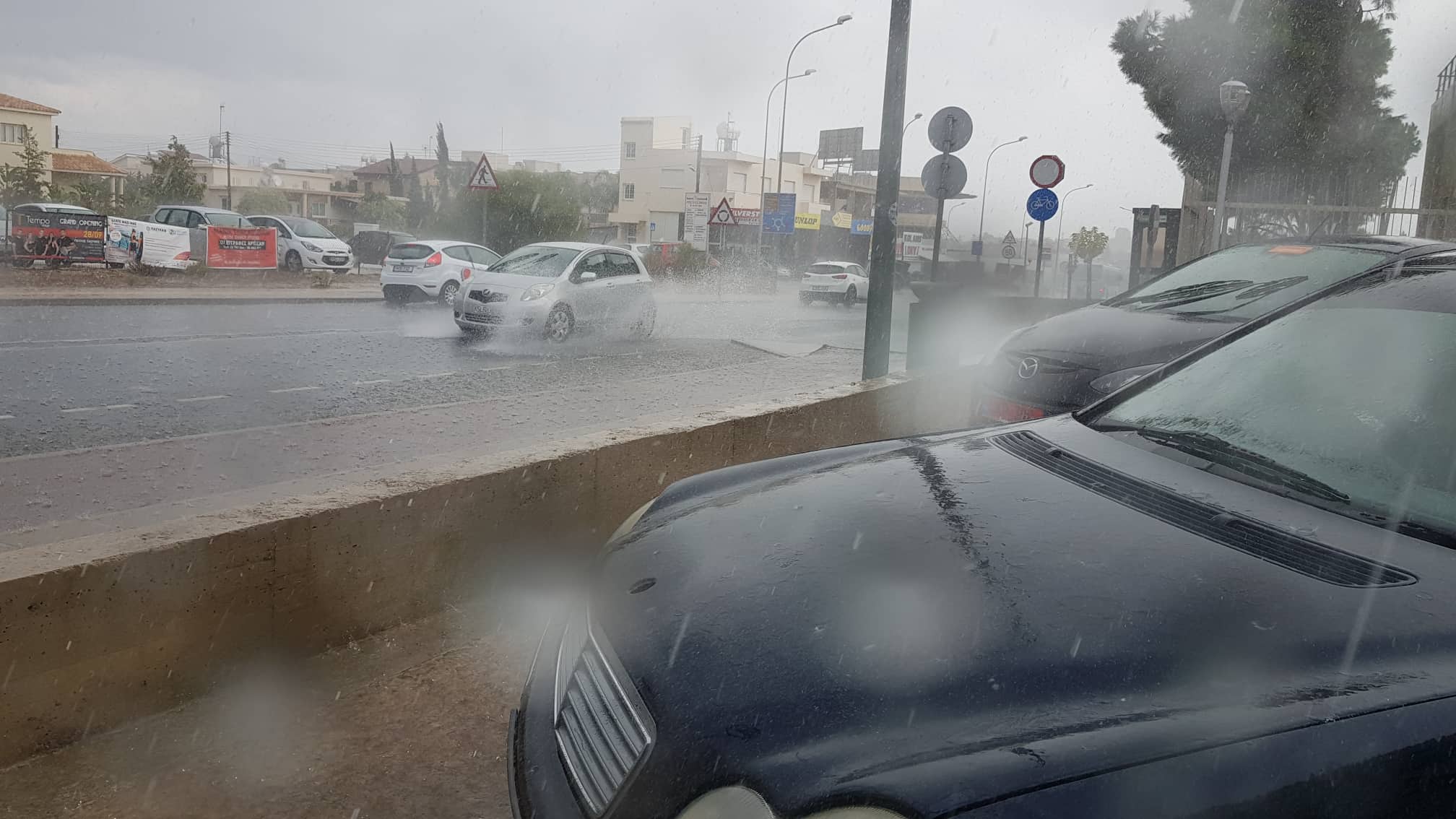 "Χαλασμός Κυρίου" και πλημμυρισμένοι δρόμοι στη Δερύνεια (ΒΙΝΤΕΟ)