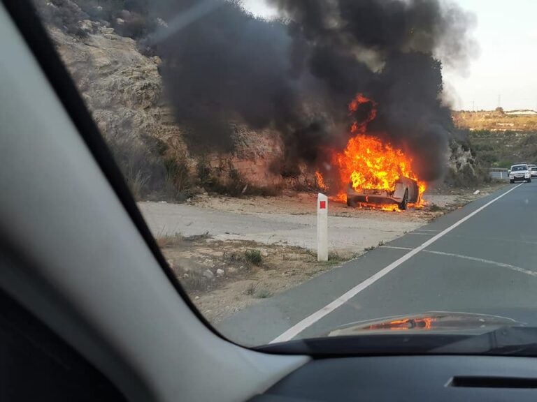"Άγιο" είχαν η οδηγός και η συνοδηγός οχήματος που τυλίχθηκε στις φλόγες (ΦΩΤΟ)
