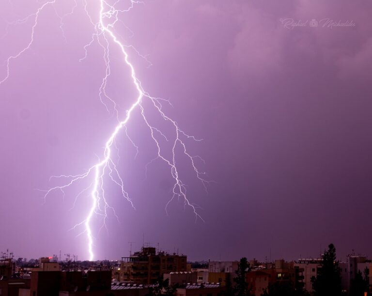 Πλημμυρισμένοι δρόμοι και διακοπές ρεύματος από την κακοκαιρία (ΦΩΤΟ)