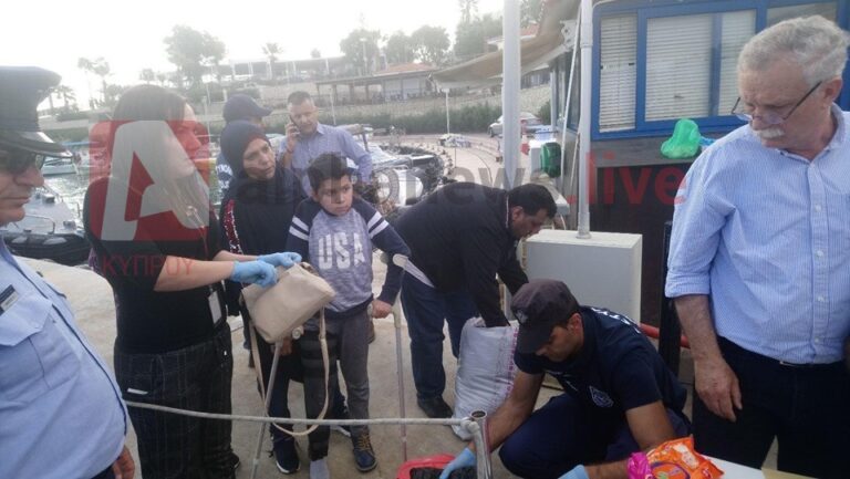 Με πατερίτσες και νάρθηκα στο πόδι μπήκε στη βάρκα ένας ανήλικος Σύρος (ΦΩΤΟ)