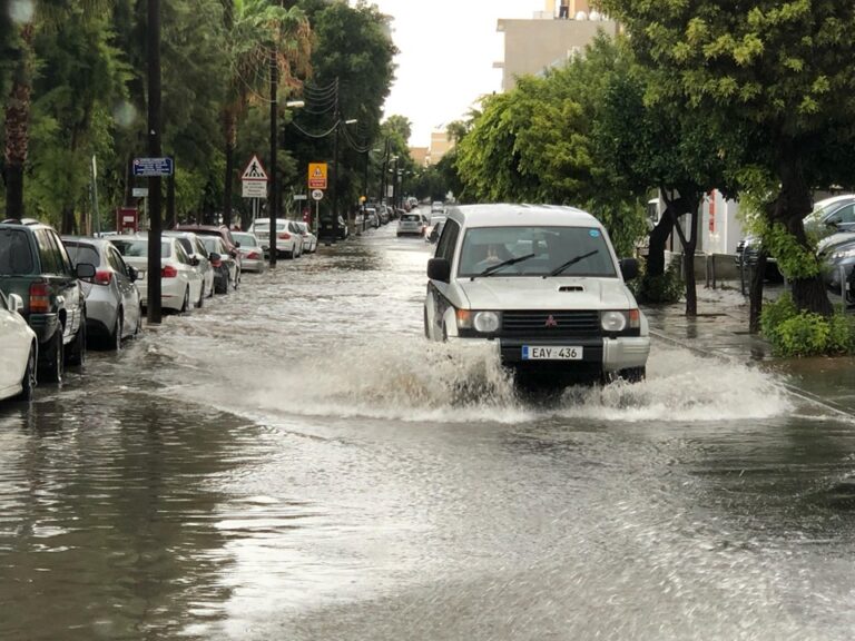 Εικόνες χάους στους δρόμους της Λεμεσού σε πέντε κλικς (ΦΩΤΟ)