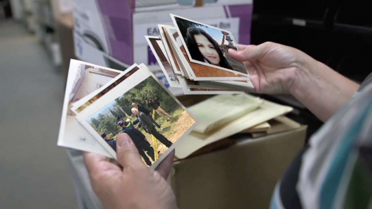 Τρία τραπέζια γεμάτα μαρτυρικό υλικό από την έρευνα των εξαφανισθέντων γυναικών