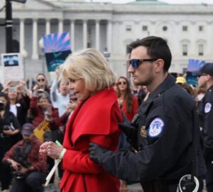 Η Τζέιν Φόντα συνελήφθη ξανά σε διαμαρτυρία για την κλιματική αλλαγή