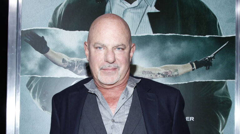 Η κόρη του σκηνοθέτη Ρομπ Κοέν τον κατηγορεί ότι τη βίαζε όταν ήταν παιδί