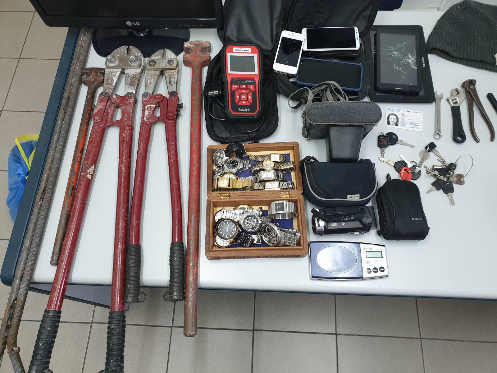 Λεμεσός: Τους τσάκωσαν με ναρκωτικά, διαρρηκτικά εργαλεία και κλοπιμαία (ΦΩΤΟ)