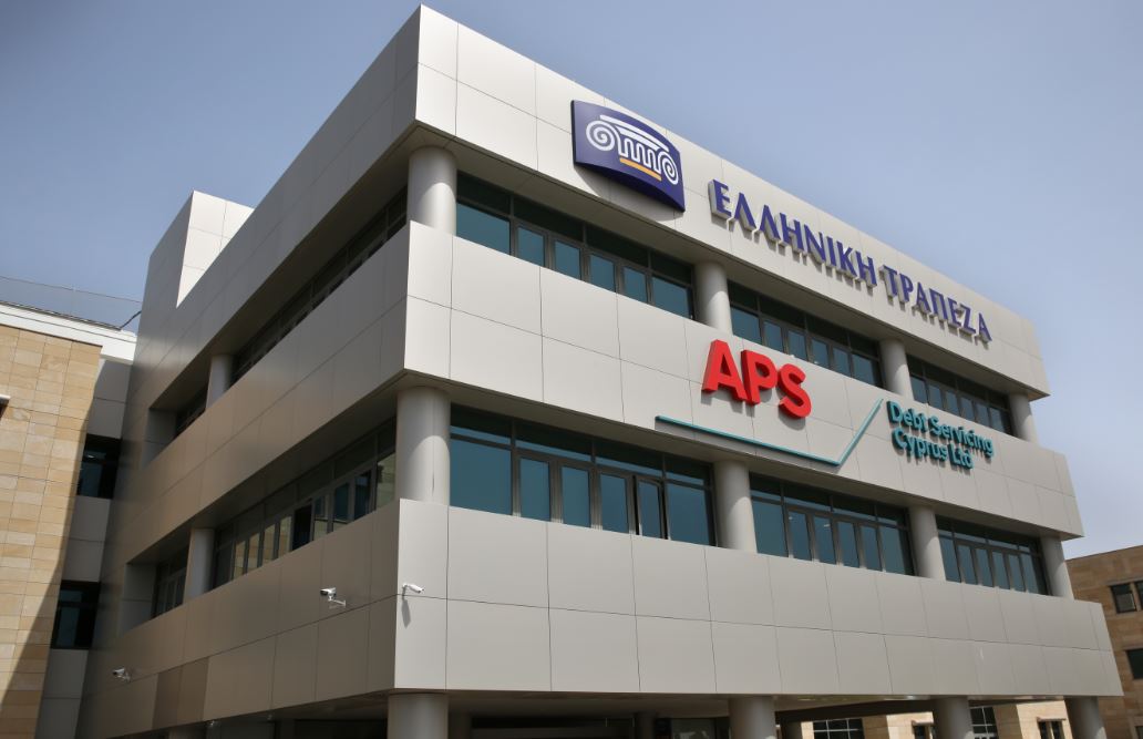 Η APS στηρίζει την οικονομία συμβάλλοντας στη μείωση των ΜΕΔ