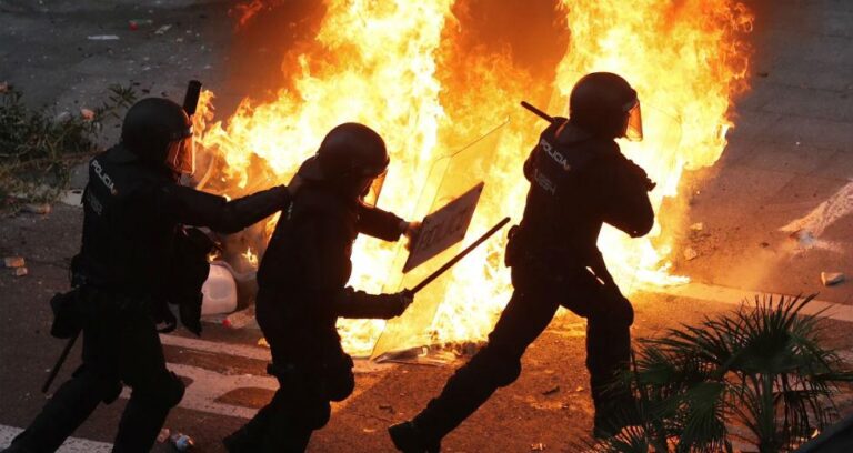 Άνθρωποι στους δρόμους, κυβερνήσεις σείονται, ασταθές κλίμα στον πλανήτη