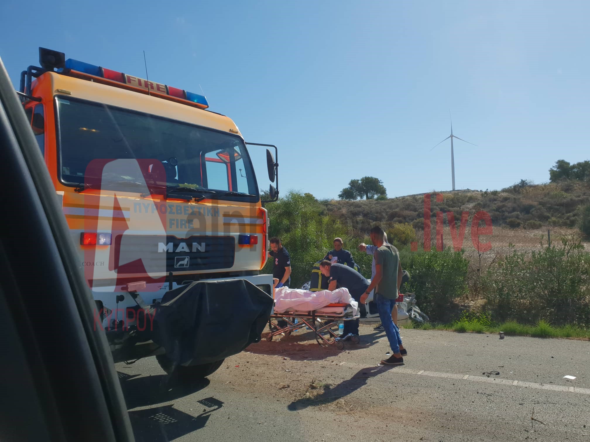 Οδηγός εγκλωβίστηκε στα συντρίμμια του οχήματός του μετά από τροχαίο (ΦΩΤΟ)