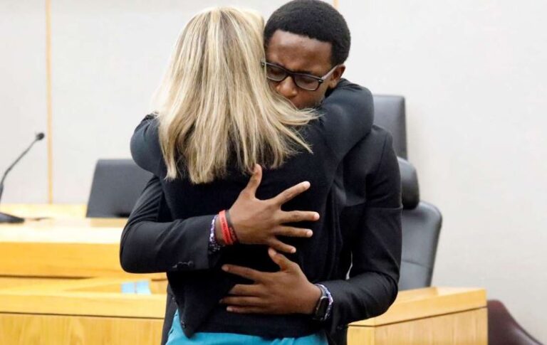 Συγχώρεσε την αστυνομικό που σκότωσε κατά λάθος τον αδελφό του (ΒΙΝΤΕΟ)