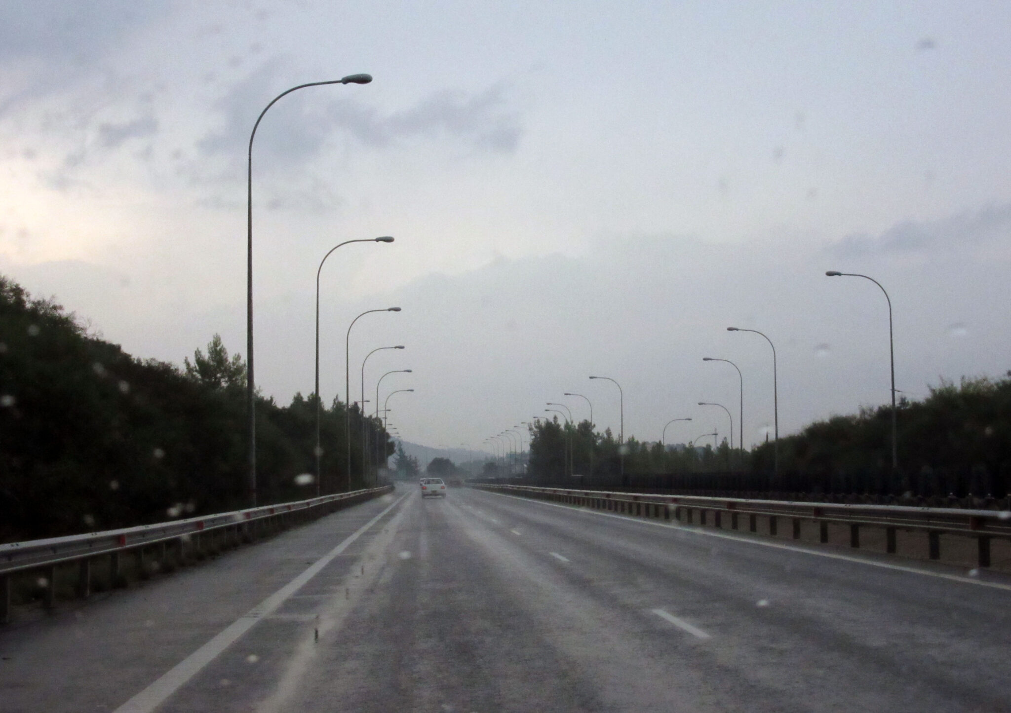 Καταρρακτώδεις βροχές πλήττουν περιοχές του Τροόδους