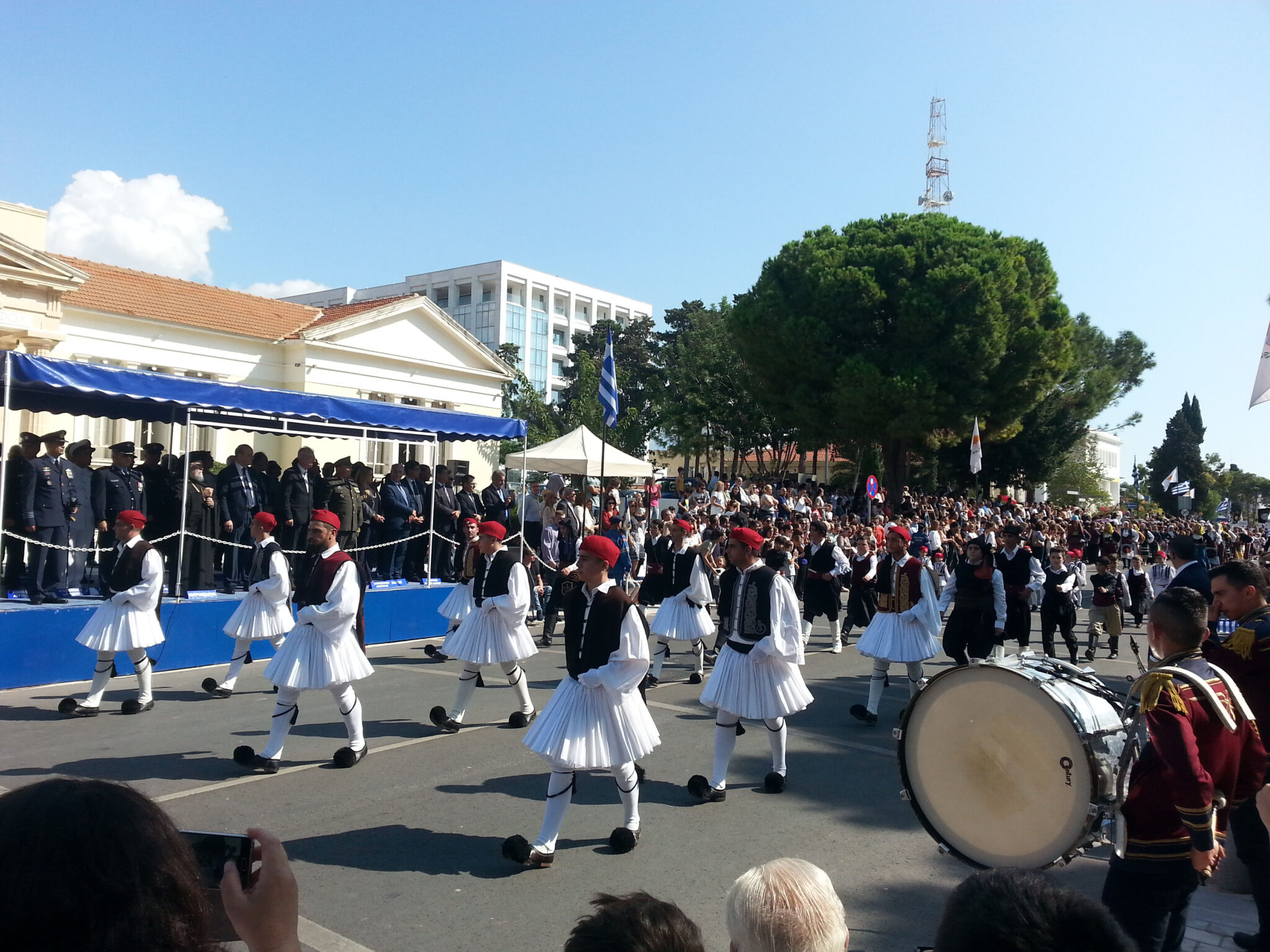 Πώς η 28η Οκτωβρίου μετατράπηκε σε σκορπισμένη παρέλαση; (BINTEO)