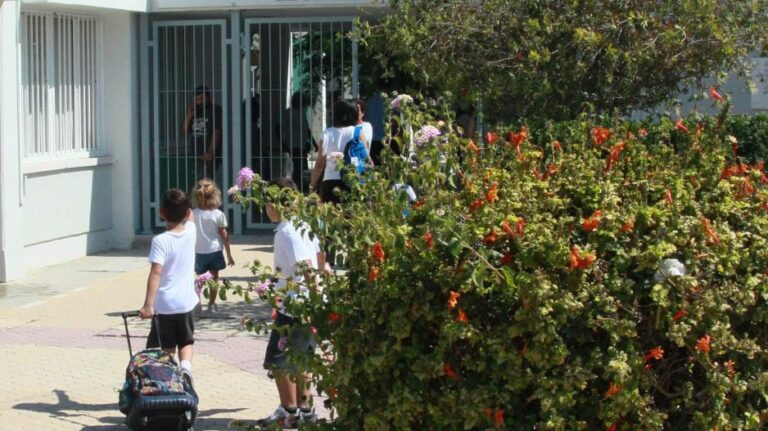 Σύλληψη για τις καταγγελίες ότι άγνωστος προσέγγιζε παιδιά έξω από σχολεία