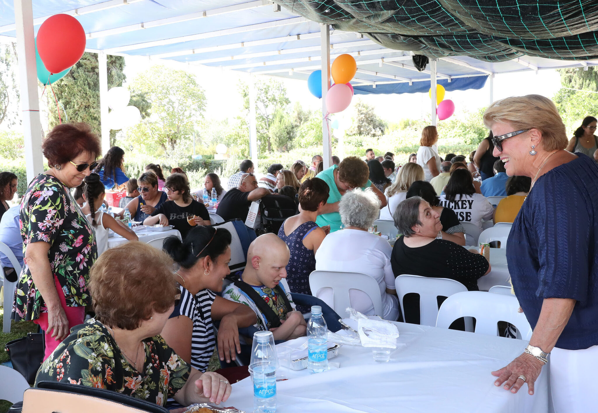Χαμόγελα και χαρούμενες φωνές γέμισε και φέτος το Προεδρικό Μέγαρο (BINTEO)
