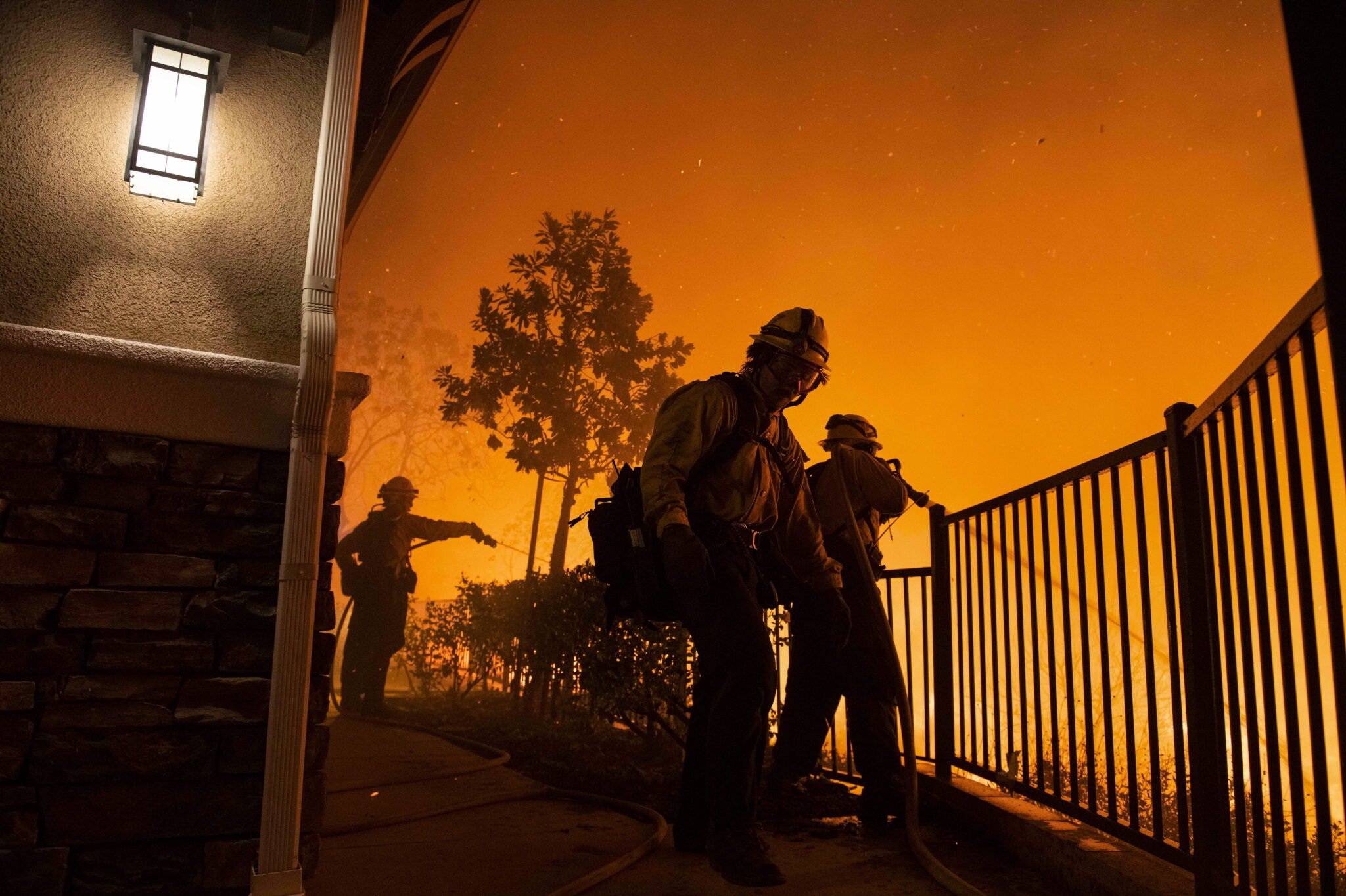 Συνεχίζει το καταστροφικό της έργο η φονική πυρκαγιά στην Καλιφόρνια (ΒΙΝΤΕΟ)