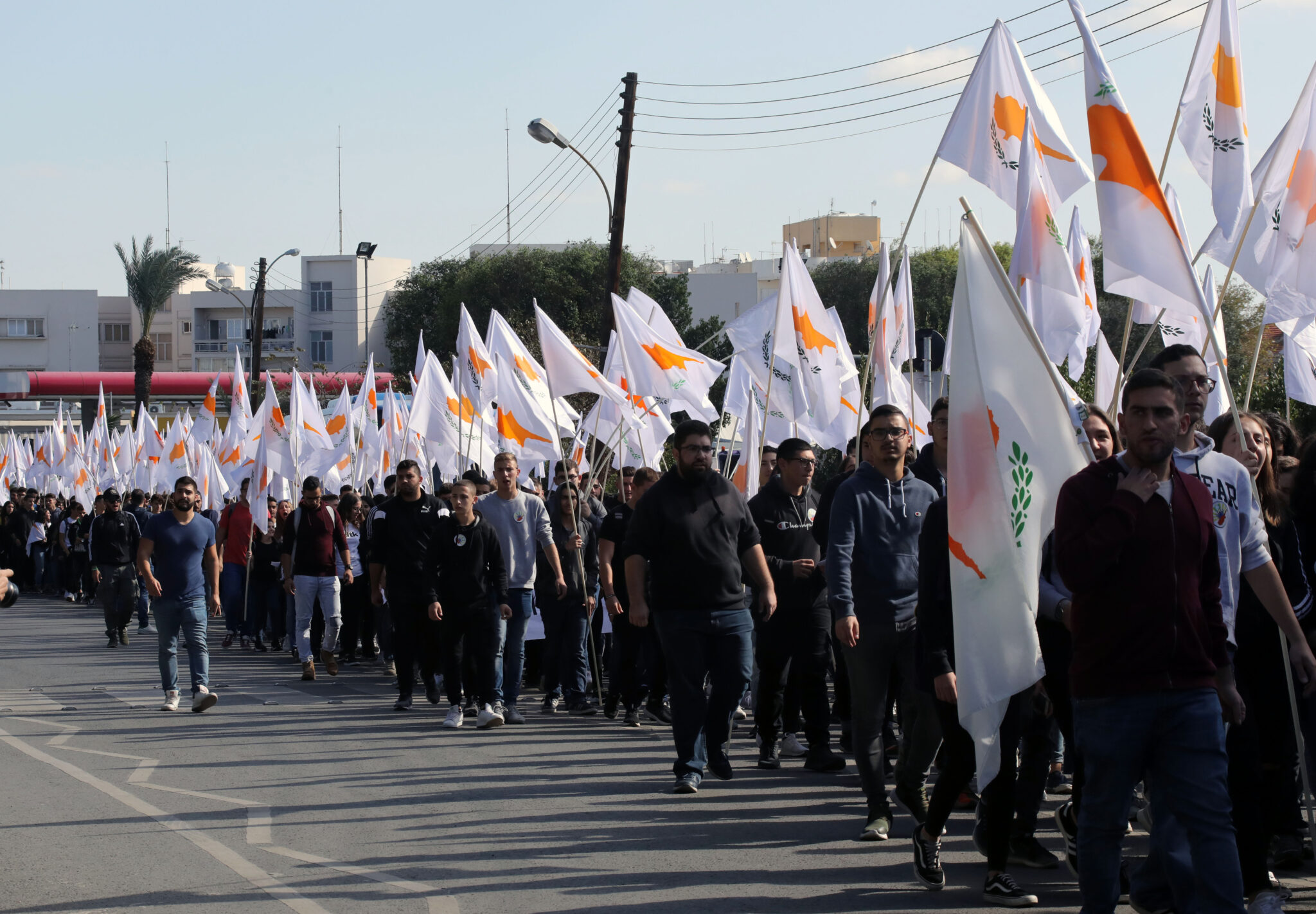 Eίσαι μαθητής; Σχημάτισε με το σώμα σου τις λέξεις Ειρήνη, Peace ή No war