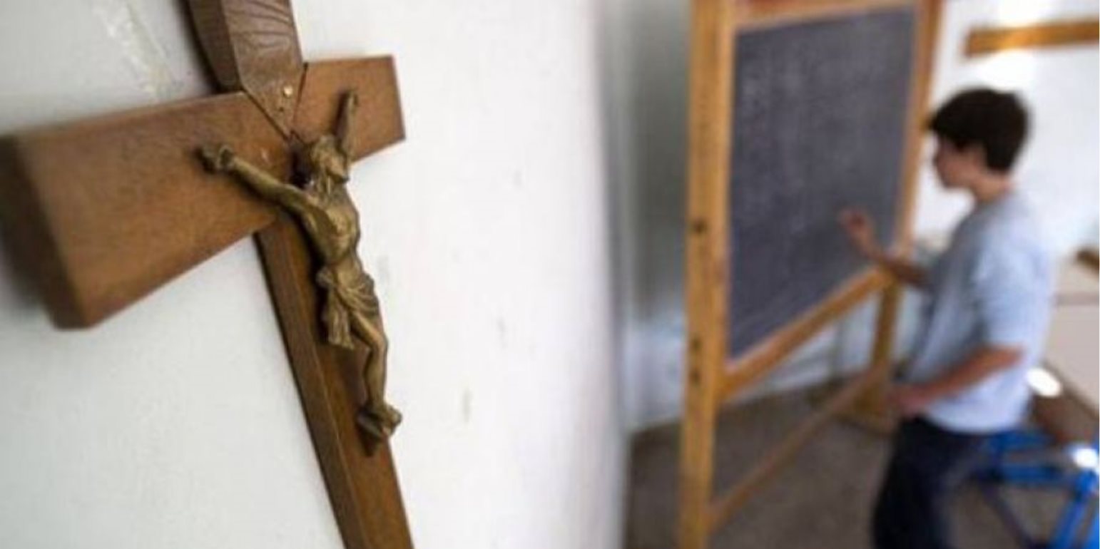 "Θεός δεν υπάρχει και οι προσευχές να γίνονται στα σπίτια σας"