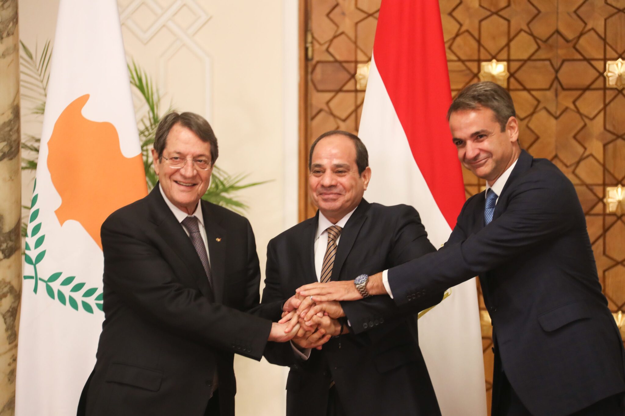 Ομόφωνη καταδίκη των τουρκικών προκλήσεων στην Τριμερή Σύνοδο Κορυφής του Καΐρου