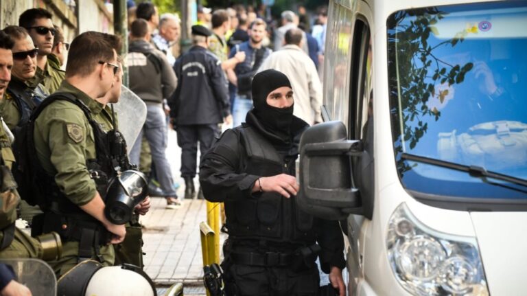 Διπλή επιχείρηση εκκένωσης κτηρίων υπό κατάληψη στα Εξάρχεια