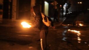 Επίθεση με μολότοφ σε διμοιρία των ΜΑΤ στα Εξάρχεια