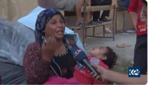 Ο σπαραγμός της μάνας που αγκαλιάζει το άρρωστο παιδί της (BINTΕΟ)