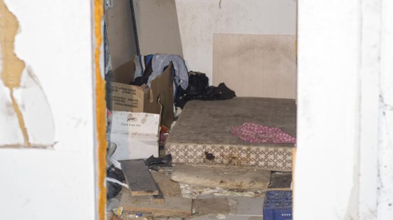 Χειροπέδες και στους 4 καταζητούμενους για την απάτη εις βάρος αστέγων